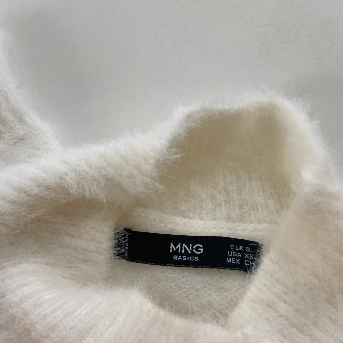 Vit fluffig tröja - 91