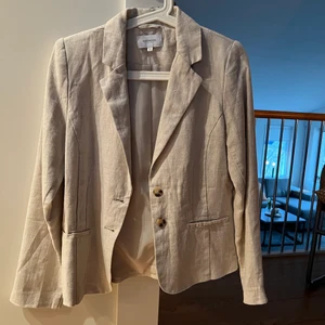 Beige kavaj i linne - Beige kavaj, knappt använd! Ärvd så Second hand stuk! Inga defekter alls. Står M i den men passar XS-M