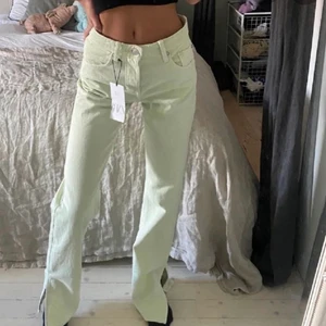 Jeans - Säljer dessa super snygga jeansen från zara i storlek 34💚använda 2 gånger