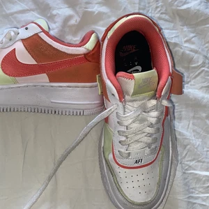 Nike Air Force 1 Shadow trainers  - Nike air force 1 i färgen white coral och orange. Strlk 38.5 men den passar även min strlk 39, ev. 38. Bra skick, köpt i höst men endast använda ett par fåtal gånger sen dess. Lite skitiga men rengörs noga innan de skickas! Köpta för ca 1000kr! Kan både mötas o fraktas. Hör av dig i DM! 