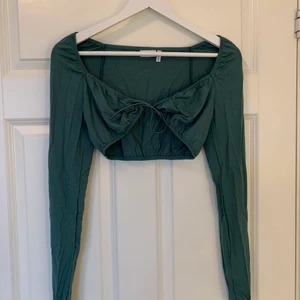 Blå knyt topp - Säljer en jättefin blågrön knyt topp från Asos i storlek 36! ⭐️
