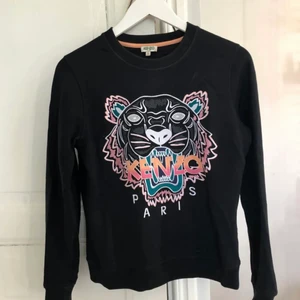 Kenzo tröja  - Tjockare långärmad tröja från Kenzo. Använd endast ett fåtal gånger därav nyskick. 
