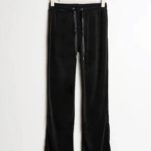 Gina tricot byxor - Säljer mina svarta byxor från gina tricot. Vart aldrig nå användning hemma. Använt Max 3 gånger! Inga skador eller hål! Skriv privat om intresserad eller mer bilder❤️