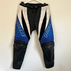 Dainese skinbyxor - Sköna och snygga Dainese skinbyxor. Äldre modell, lite slitna och därav priset. Skydd på knäna. Går att knäppa ihop med alla Dainese jackor. Säljer för att dom är för stora för mig. Passar dig som har 40-44 och 170-175 i längd💙 Skriv vid eventuella frågor eller för fler bilder
