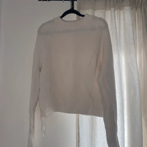 Vit stickad - Vit snygg stickad, med flätad snörning på sidan💘 svin bra skick å inte använd mkt! Passade mig som S-M underbart