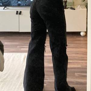 Svarta jeans med hål på knäna från pull&bear i storlek 36. Jättesköna och snygga nu i vår 😍