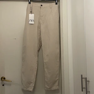 Zara Linnebyxor  - Säljer mina oanvända linnebyxor köpta förra året. Storlek 40 i relaxed fit alltså en straight passform. Köpa på zara butik i Göteborg. Nypris 399 kr, säljer för 150 kr + frakt. 