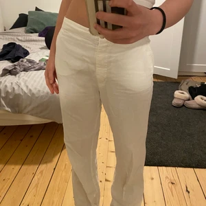 Linnebyxor - Jättefina linnebyxor som jag köpt second hand❤️ Säljer de för de kommer ej till användning⭐️Det står ej någon storlek men passar perfekt på mig som vanligtvis har S och är 162 cm lång. Köparen står för frakten eller möts man upp i Lund!