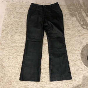 Flared läderbyxor - Asfeta flared läderbyxor! Säljer pga för stora för mig. Fråga om mått osv (: Möts i Malmö och tar Swish, står ej för frakt eller postens slarv!