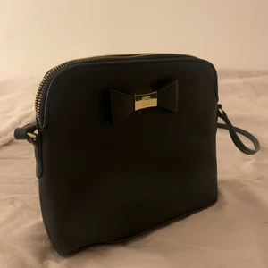 Liz Claiborn väska  - En svart fin väska som aldrig använts. Den är i perfekt storlek (mellan) och har ett reglerbart axelband. Köpt i usa för 400kr, säljer för 200 inklusive frakt.