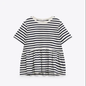 Zara volang tshirt strl S - Trendig randig volang T-shirt ifrån Zara. Aldrig använd endast provad. Prislappen är kvar❤️‍🔥