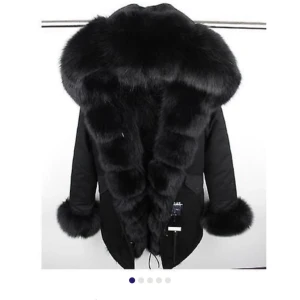 Jacka - Underbart snygg jacka!! Varm och skön. Äkta päls. Jackan är som ny. Använd några gånger. 