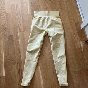 Gymshark flex - Säljer mina gula flex från gymshark i strl L. Väldigt nya då jag köpte dem i typ oktober. Men de är för stora för mig som ligger mellan M och L. Älskar färgen sååå mycket och de sitter så fint annars. Frakt inkluderad i priset