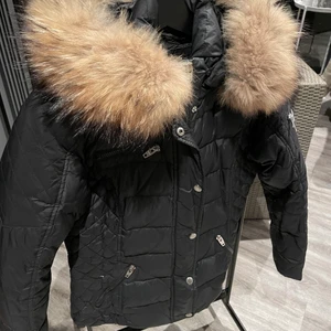 Rock and Blue jacka  - Svart rock and blue jacka med äkta päls. Köpt på Quinte för ca 2 år sedan, nypris runt 3500kr. Väldigt tjock och varm jacka inför vintern. Finns två hål, båda syns på bild. Det ena på första bilden och de andra på sista bilden, därav de låga priset. Går säkert att laga om man har tid o lust.🌸