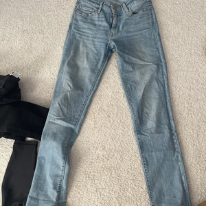 levis jeans - lågamidjade levis botcut jeans i en ljusblå färg, jättefint skick