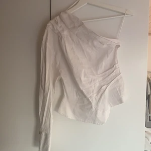 One shoulder tröja - Fin topp från zara, nästan aldrig använd! storlek M            170 kr + frakt            