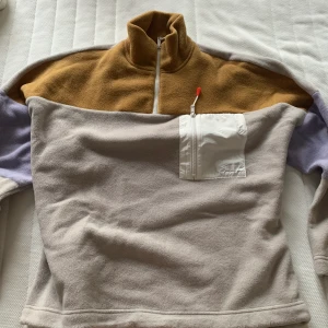 Fleece tröja med dragkedja  - Storlek: S-M använd fåtal gånger så den är i nyskick. Snygg,trendig fleece tröja med justerbar längd 