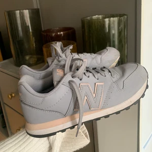 New balance 500 storlek 36,5 grå  - New balance model 500 i storlek 36,5, grå/beige. För små för mig så säljer de vidare efter att ha använt några gånger, men som sagt för små så nu har de bara stått. Köpare betalar frakten. Pris kan diskuteras vid snabb affär! 