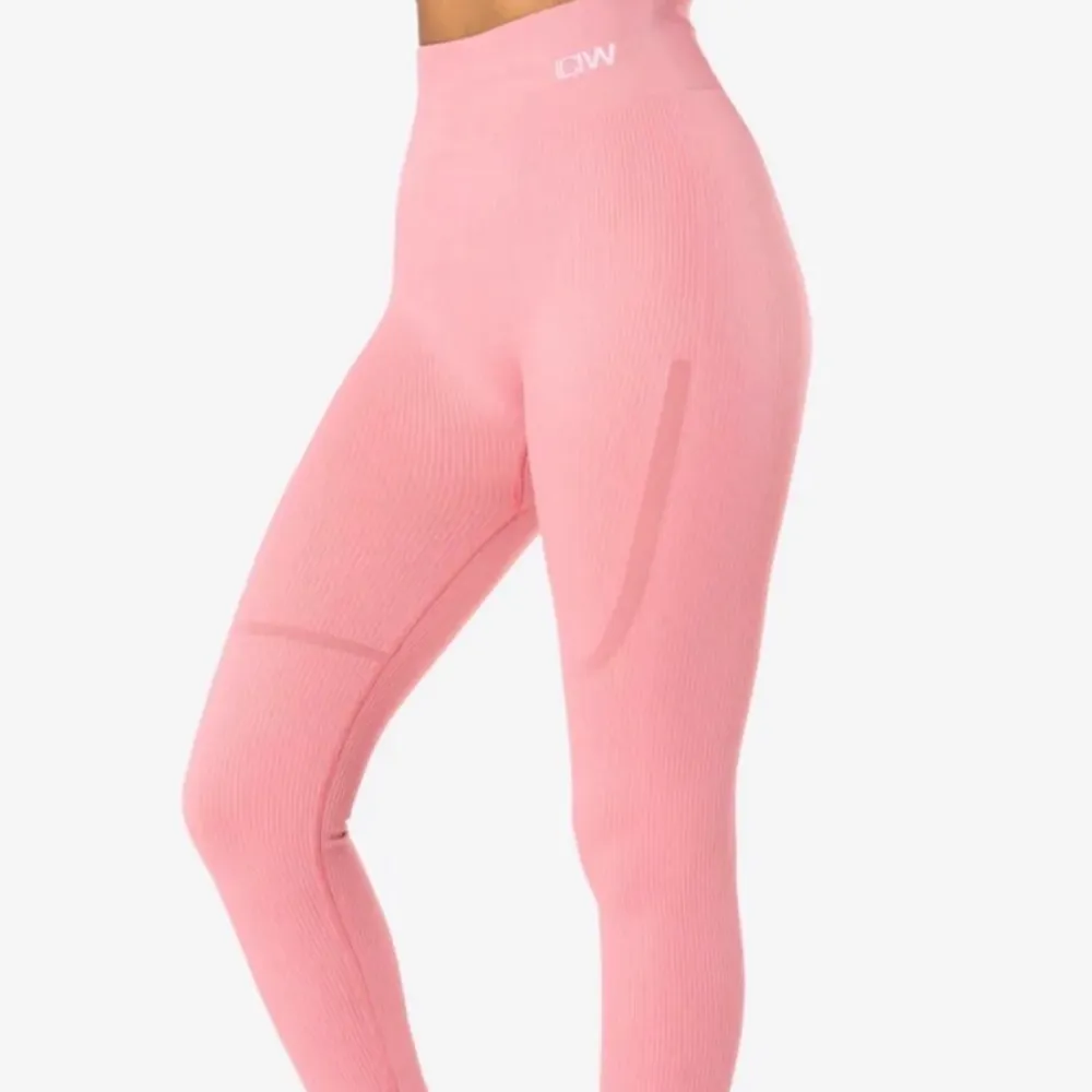 Köpa här på Plick men tyvärr lite för stora! Tightsen är ifrån icaniwill i Modell ribbed seamless tights dusty rose Wmn! Inte mina bilder, mycket bra skick och frakten ingår ej. Övrigt.