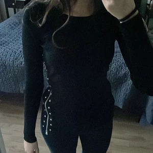 Snart långärmad tröja från Zara - Skitcool, trendig tröja från Zara som är slutsåld i butik! Materialet är knit (mellan stickad och vanlig tröja) och svart med dragkedja på sidan och väldigt unika silver detaljer. Tyvärr inte kommit till användning. Köpt för 350kr, Se bilder! (Kunden står för frakten)