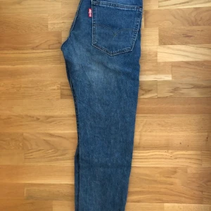 Levis Jeans - Levis jeans i bra skick, knappt använda. Passformen är rak och de har storkek 30 i waist. Nypris 899kr.