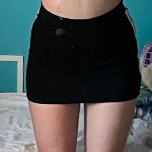 Svart kjol med knappar på sidan strlk S - Tyvärr så har jag bestämt mig för att sälja min svarta kjol med knappar! Den är i storlek S men passar kanske en XS. Den är ganska använd men den är i bra skick! Kan betalas med swisch, vi delar på frakten. Priset kan alltid diskuteras!