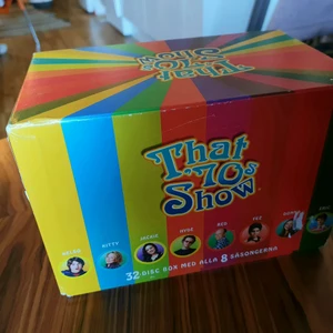 That '70s show, box alla säsonger - DVD-box med alla säsonger av That 70s show i toppenskick. Något skavd på själva boxen men skivorna är helt repfria. Också så fin att ha framme som dekoration🌈
