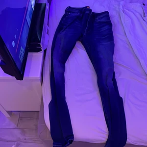 Tre stycken par byxor - De blåa jeansen är från Jack and Jones även de svarta, utav samma kollektion. De vita är chinos och kommer från ASOS. Nypris på Jack and Jones byxorna är 500kr st och ASOS byxorna kosta runt 300kr nya. Alla tre sammanlagt säljer jag för 500kr. Alla utav plaggen är i slim fit.