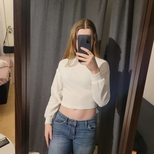 Vit tröja - En vit tröja från gina tricot med knytning i ryggen 🌸🥰