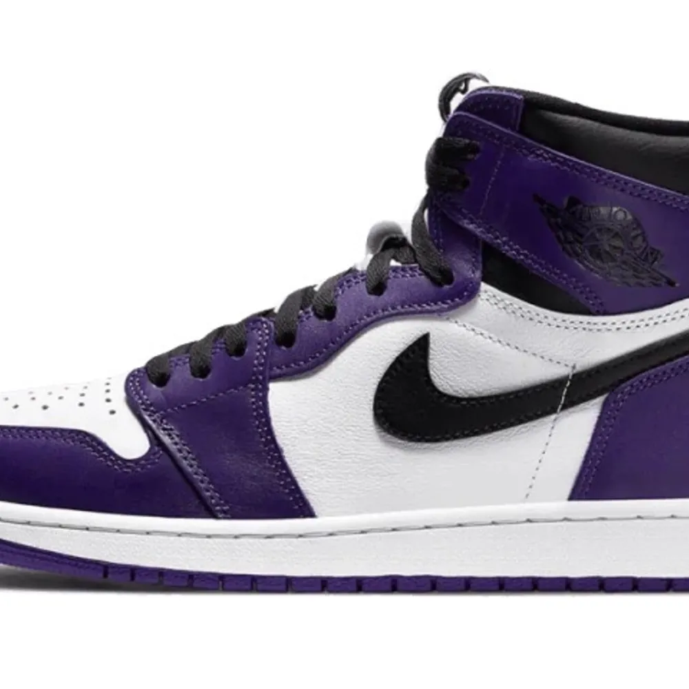 Jag säljer mina Jordan 1 court purple föratt jag har för många skor och kan sälja några för lite pengar men skriv privat för mer information och om ni är intresserade . Skor.