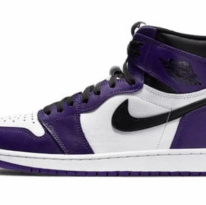 Jordan 1 court purple - Jag säljer mina Jordan 1 court purple föratt jag har för många skor och kan sälja några för lite pengar men skriv privat för mer information och om ni är intresserade 