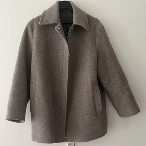 Vårjacka strl S - Knappt använd, så gott som ny vårjacka i strl S från & Other stories. Finns inte att köpa längre. Ursprungspris 1750kr. Köparen står för frakt!