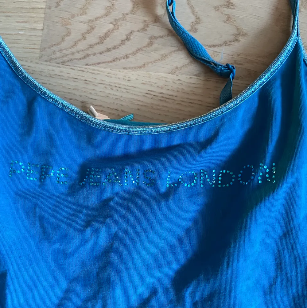 Gulligt linne i y2k-still med stresstext från Pepe Jeans. Strl S. Möts upp i Stockholm eller så står köparen för frakt 💞. Toppar.