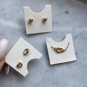 Guld smycken - Små guldiga örgängen och ett matchande armband med en liten berlock. Oanvända och köpta på glitter💕köparen står för frakt!