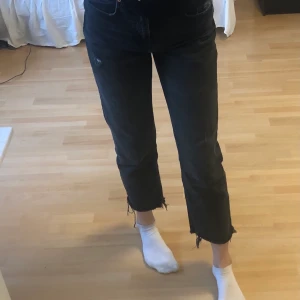 Svarta jeans  - Säljer nu dessa super fina jeans med ish stentvätt. Köpta från zara för drygt 300 men säljer nu alltså för 100! Frakten står köparen för💓