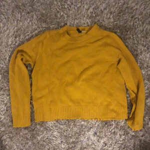 Stickad tröja i strl M - En gul stickad tröja från H&M i strl M