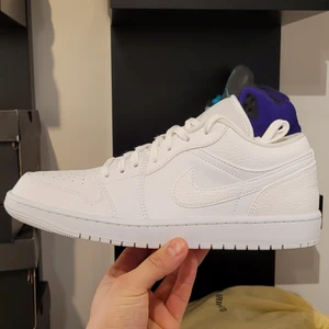 Air Jordan 1 Low White - Ett par schyssta helvitajordans till sommaren! Cond -DSWT storlek 42.5. Självklart äkta, kvitto och referenser finns!