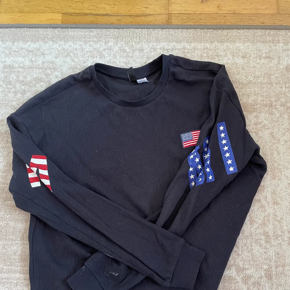Vintage USA tröja storlek M! Har inte använt den nånting och den är i väldigt fint skick❤️ 100kr+frakt. Tröjor & Koftor.