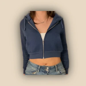 Croppad zipup - Tjockt material och varm. Teddyfodring. Älskar den men lite kort i armarna för mig. Väldigt 2000s stil