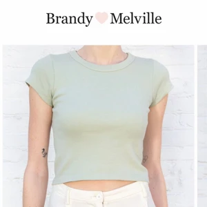 Croppad brandy t-shirt💞 - Säljer denna söta croppade t-shirt från Brandy Melville! Färgen är en jättefin ljusgrön och materialet är 100% bomull😍. Jättebra skick då den är knappt använd. Kan mötas upp i Stockholm, annars står köparen för frakt. Skriv privat om du är intresserad/har frågor💗.