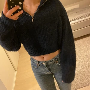 Ginatricot tröja - Marinblå stickad tröja från ginatricot med silver dragkedja. Älskar den!! Såå nice och varm och gosig🥰 Storlek S men jag brukar ha M💕