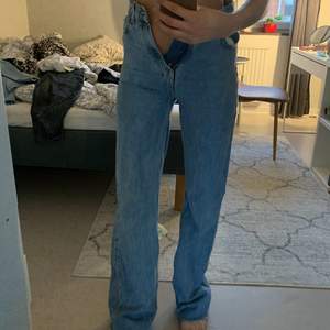 Säljer dessa jätte fina blåa jeans från zara då dom tyvärr är för små, Har användt dom 3-4 gånger då jag med tvång försökt få på mig dom för att dom är så fina 😭😩💕Dom är i storlek 34 dom är för lite för långa för mig som är 169cm lång och tighta vid midjan 