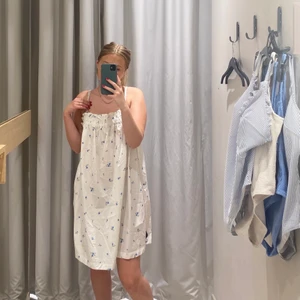 Söt sommarklänning - Vit Klänning med små blå blommor från hm i stl S. Helt oanvänd och lappen sitter kvar.💕 