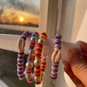 Trendiga armband!! - Coola snygga armband. Hemmagjorda, knuten syns inte alls då pärlorna är ganska stora. 2 ,3,4 är 14-16 cm och 1 är lite mindre. Men dom är stretchiga! Ett armband för 17 kr. 2 armband för 29kr, 4 armband för 49kr.