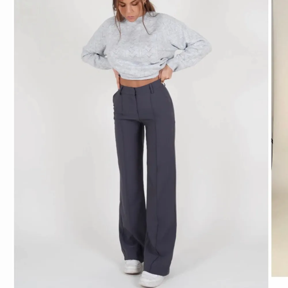 Skitsnygga mörkgrå kostymbyxor från venderbys🤍 Storlek XS, samma som modellen bär, men passar S också. Knappt använda så väldigt bra skick, säljer då de är lite tajta på mig. Nypris med frakt är ca 700 kr🤍 Skriv privat för fler bilder!!. Jeans & Byxor.