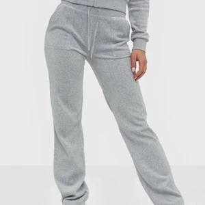 Juicy coture  - Byxorna storlek M men sitter som S, tröjan storlek S. Båda är i bra skick och sparsamt använda. Kan bytas mot annan färg och priset kan diskuteras 