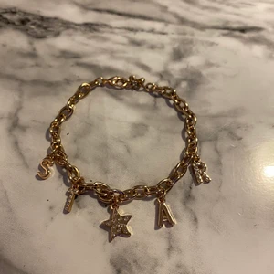 Armband - Ett armband i guld.