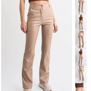 Skinnbyxor stl M - Helt oanvända skinnbyxor från Madlady i storlek M. Jättefina men tyvärr kommer dom inte till användning hos mig. Passar mig som är 167 men passar även längre personer. Ny pris på dessa är 500 kr och jag säljer dom för 350kr