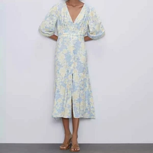 Zara klänning  - Klänning från Zara i storlek S, stretchig i materialet. Använd några fåtal gånger. Slutsåld överallt och nypris är 599🤍