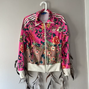 Unik Adidas tröja  - Säljer denna fantastiska tröja från Adidas, köpt på Adidas store för ca 4-5 år sedan i Stockholm. Funkar både till vardags som till träning! Kan mötas upp i Söderköping eller Norrköping eller frakta mot betalning ☮️🧚🏽‍♀️🐸